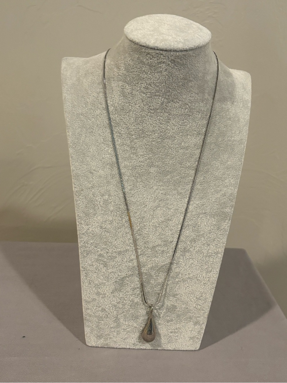 Vintage Silver-tone Teardrop Pendant Necklace - Elegant Women Jewelry